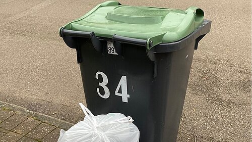 Bins not emptied due to failure of council to renew its licewnse